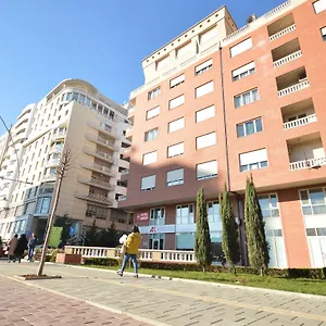 Oresti Center מלון